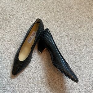 Vintage 90s Bandolino black leather pumps / kitten heels - great for dress up!